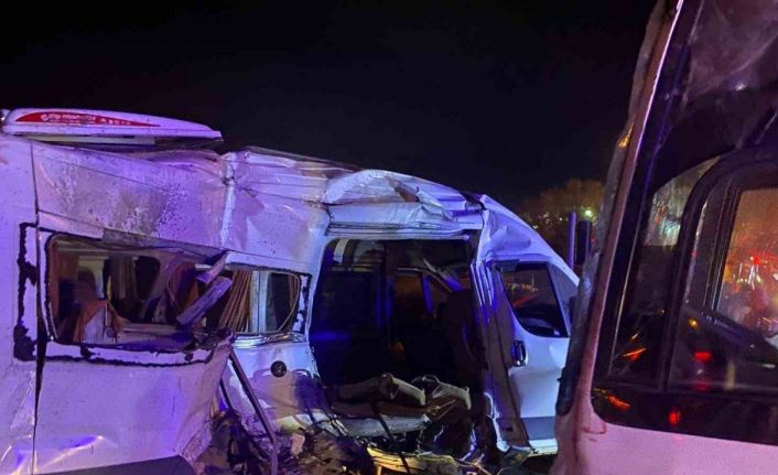 Kemalpaşa’da işçi servisleri çarpıştı: 15 yaralı