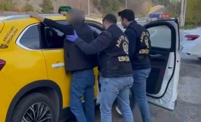 Kendilerini polis ve savcı olarak tanıtarak 558 bin liralık dolandırıcılık yapan şüpheliler yakalandı