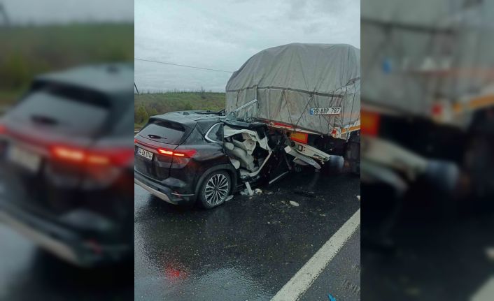 Keşan’da otomobil tırın dorsesine çarptı: 3 kişi yaralandı