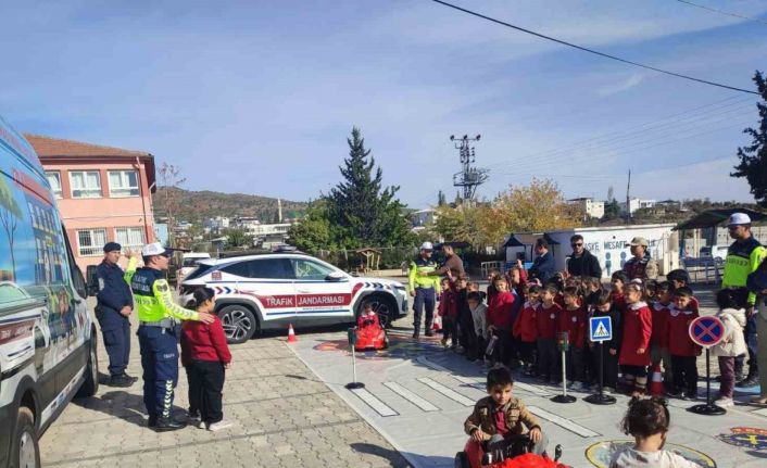 Kilis’te öğrencilere ‘Mobil Trafik Aracı’ ile trafik eğitimi verildi