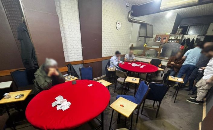 Kıraathaneye gece kumar baskını