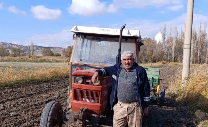 Kıraç toprağı eken çiftçi yağmur için dua ediyor