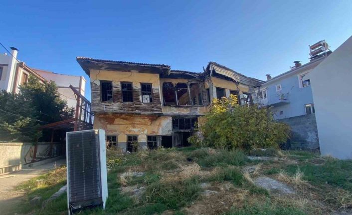 Kiracının itirazları yüzünden yıkımı yarım kalan metruk bina tamamen yıkıldı