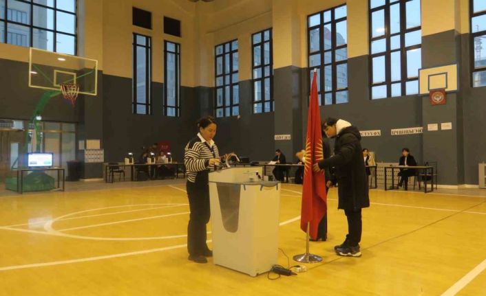 Kırgızistan’da halk erken parlamento seçimleri için sandık başında