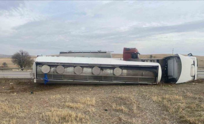 Kırıkkale’de akaryakıt tankeri devrildi: 1 yaralı