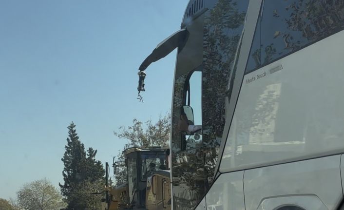 Kırılan aynayı eliyle tutup yolculuğa devam etti