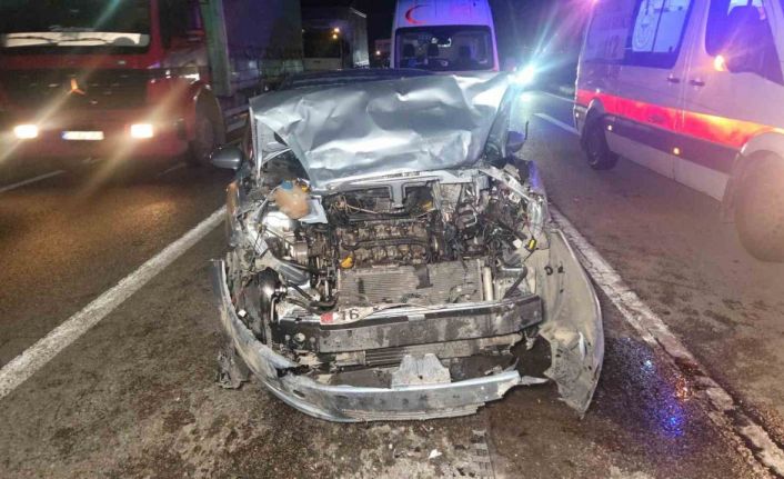 Kırmızı ışıkta duran otomobile arkadan çarptı: 1’i çocuk 5 yaralı
