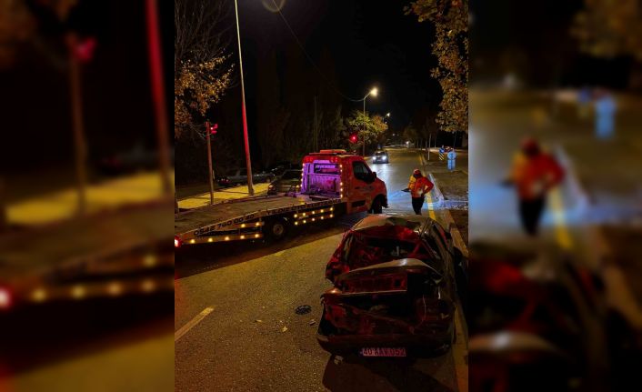 Kırşehir’de kaldırıma çarpan otomobil takla attı: 1 yaralı