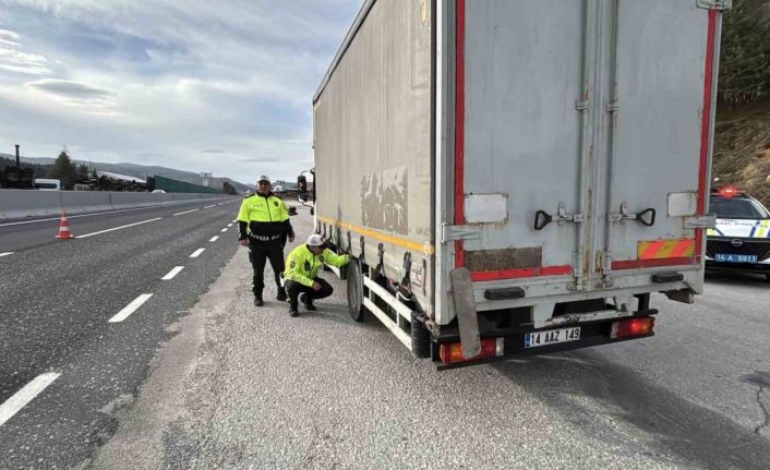 Kış lastiği olmayana Bolu Dağı’ndan geçit yok