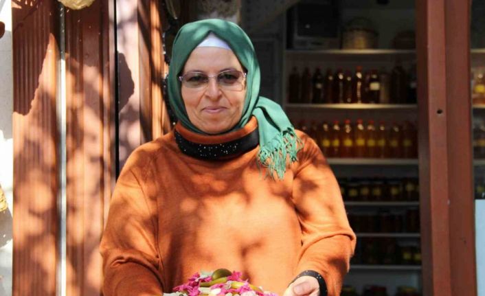 Kış mevsiminin vazgeçilmezi turşu tezgahları süslemeye başladı