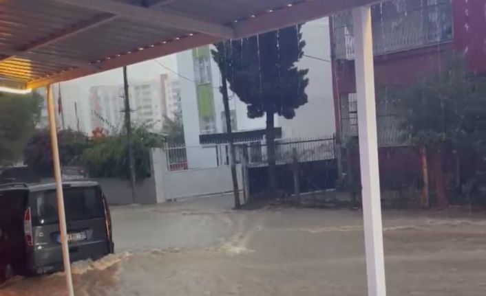 Kısa süreli yağmur yolları nehre çevirdi