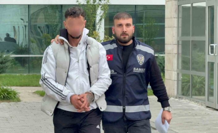 Kız arkadaşını rahatsız edenleri kovaladı, yardım etmek isterken bıçaklandı