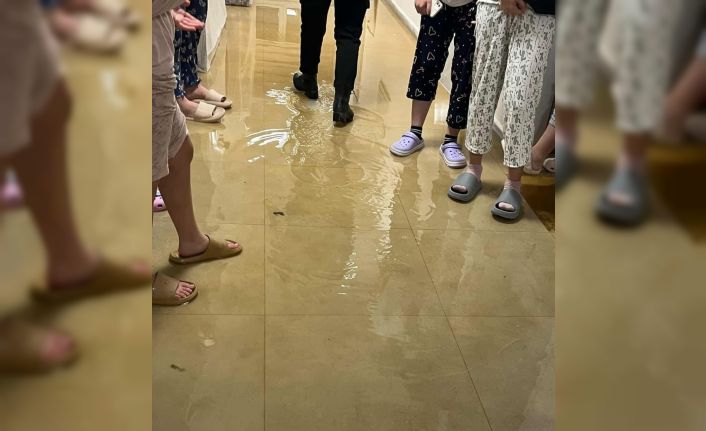 Kız yurdunda patlayan su borusu nedeniyle bazı odaları su bastı