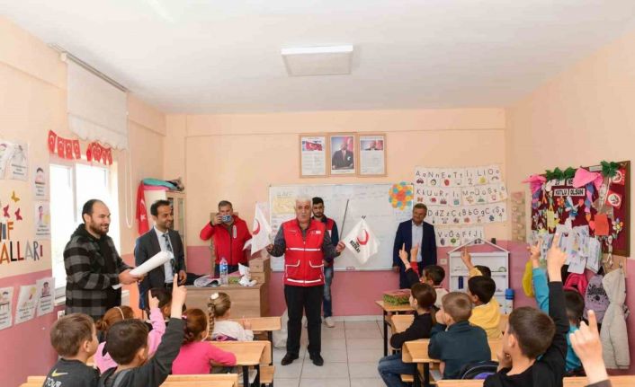 Kızılay’dan Çatak’taki öğrencilere anlamlı destek