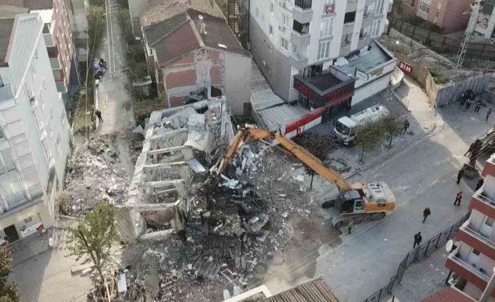 Kocaeli’de 4 kişiye mezar olan binanın enkazı kaldırılıyor