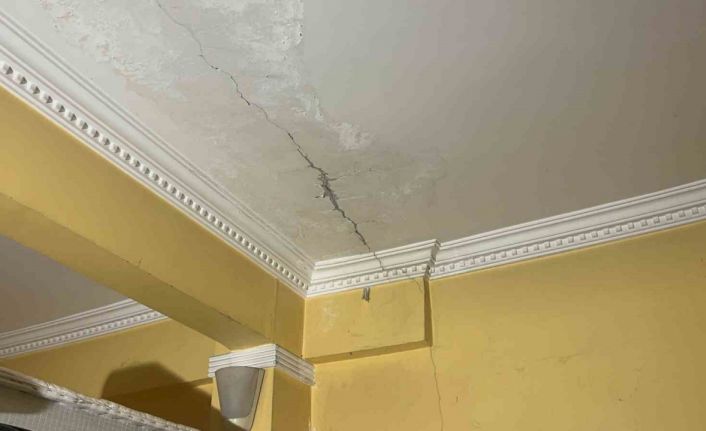 Kocaeli’de bir binanın kolonları çatladı: Aileler korkuyla evi tahliye etti