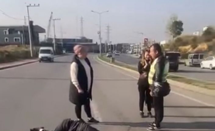 Kocaeli’de otomobil yayalara çarpıp refüje çıktı: 1’i ağır 2 yaralı