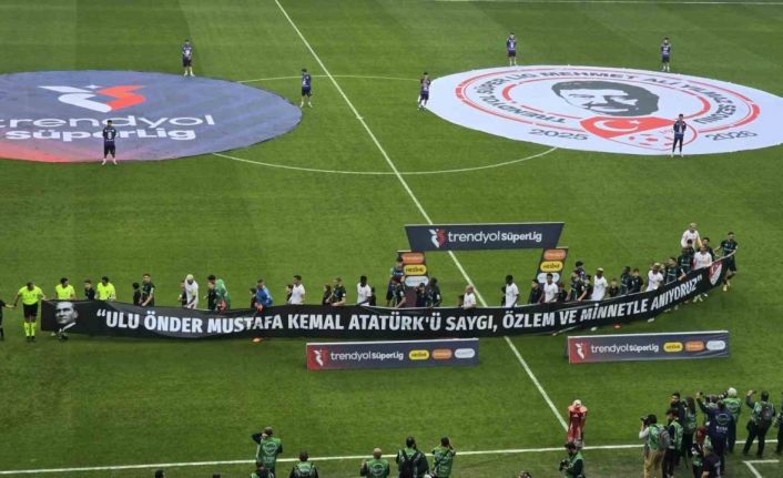 Kocaelispor - Galatasaraylı futbolcular sahaya 10 Kasım pankartıyla çıktı