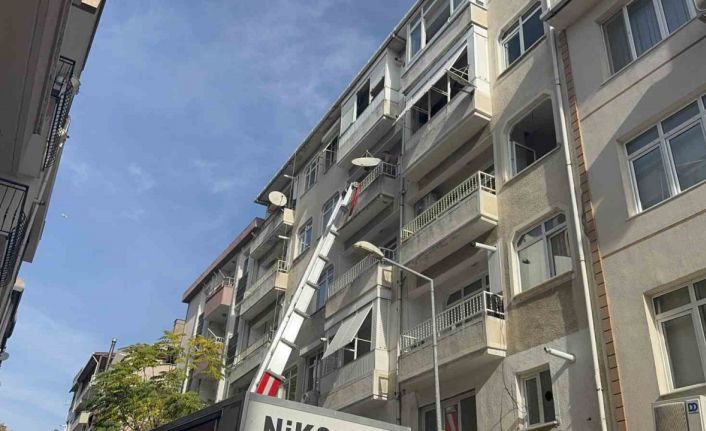 Kolonlarında çatlaklar tespit edilen 5 katlı bina mühürlendi