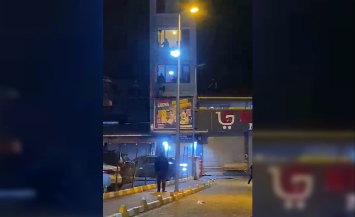 Komşusunu önce darp etti daha sonra pencereden attı