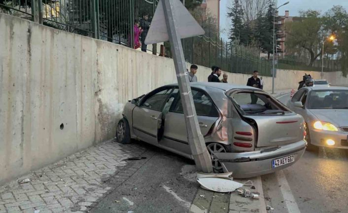 Kontrolden çıkan araç aydınlatma direğine çarpıp hurdaya döndü