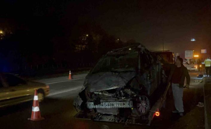 Kontrolden çıkan araç aydınlatma direğini devirip karşı yöne geçti