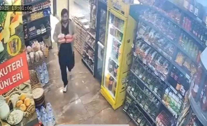 Kontrolden çıkan cip şarküteriye daldı: Kıl payı kurtuluş kamerada