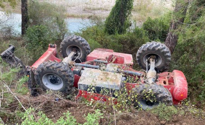 Kontrolden çıkan iş makinası şarampole devrildi: 1 yaralı