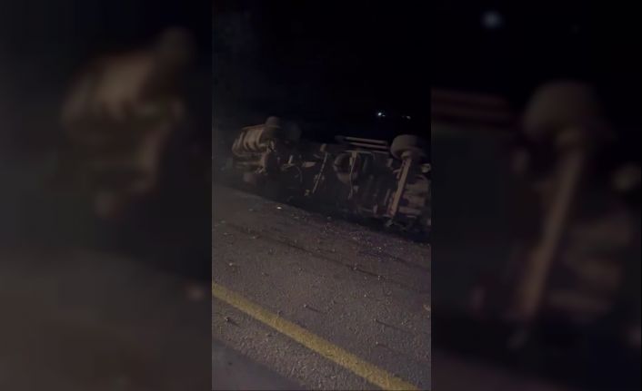 Kontrolden çıkan kamyon elektrik direğine çarparak devrildi, mahalle karanlığa büründü