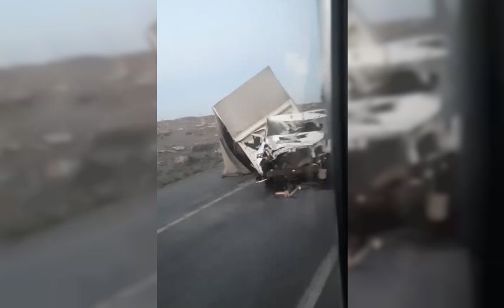 Kontrolden çıkan kamyon refüje çarptı: 1 yaralı