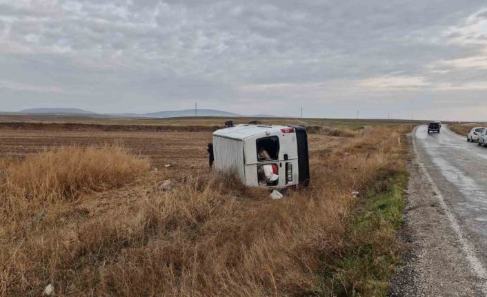 Kontrolden çıkan minibüs tarlaya devrildi: 3 yaralı