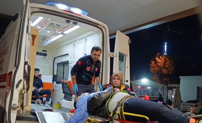 Kontrolden çıkan otomobil ağaca çarptı: 3 kişi yaralandı