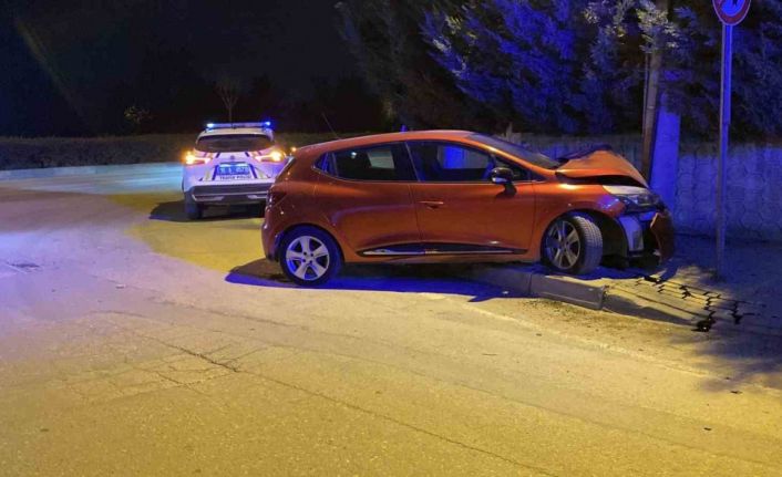 Kontrolden çıkan otomobil, beton direğe çarptı