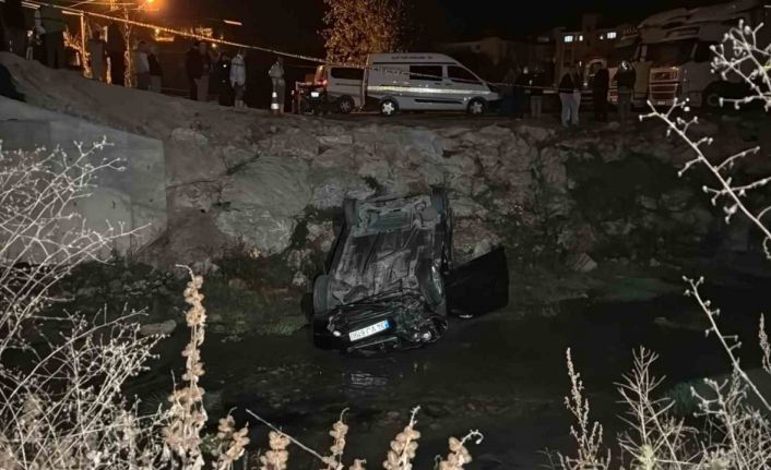 Kontrolden çıkan otomobil dereye uçtu: 1 ölü, 1 yaralı