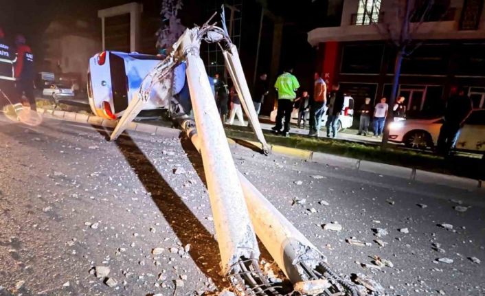 Kontrolden çıkan otomobil, direği ve ağacı devirdi: 2 kişi yaralandı, kurtarma anları kamerada