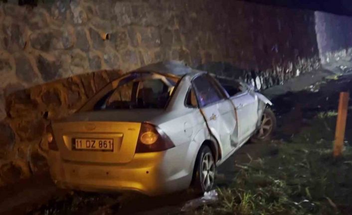 Kontrolden çıkan otomobil istinat duvarına çarptı: 2 yaralı