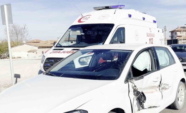 Kontrolden çıkan otomobil karşı şeride geçip araca çarptı: 1 yaralı