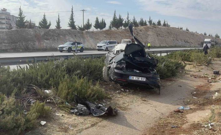 Kontrolden çıkan otomobil taklalar atarak refüje uçtu: 1 ölü, 4 yaralı