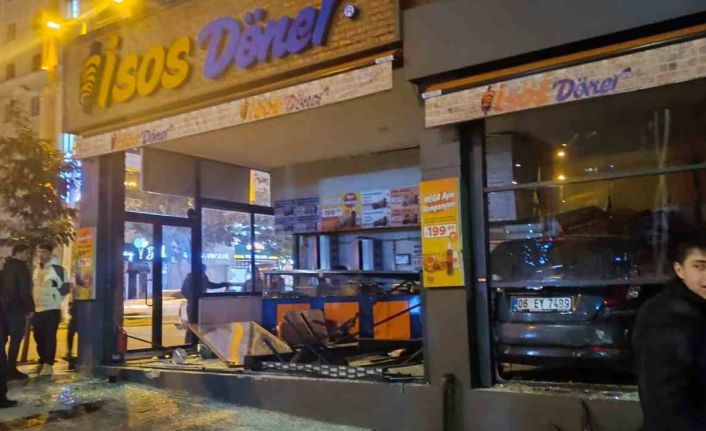 kontrolden çıkan otomobil, yeni açılan dönerciye daldı