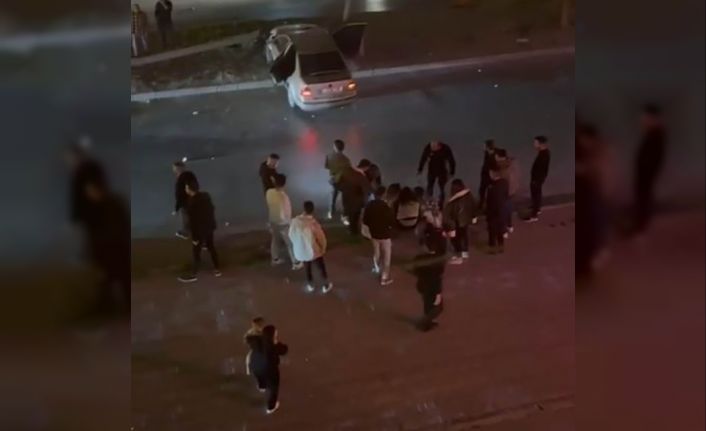 Kontrolünden çıkan otomobil direğe çarptı: 4 yaralı