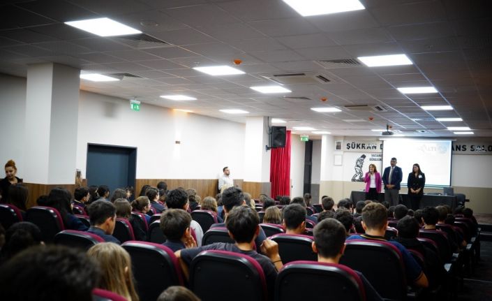 Konyaaltı Belediyesi okul kütüphanesine kitap bağışı yaptı