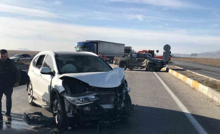 Konya’da kamyonetle SUV tipi araç çarpıştı: 3’ü çocuk 7 yaralı