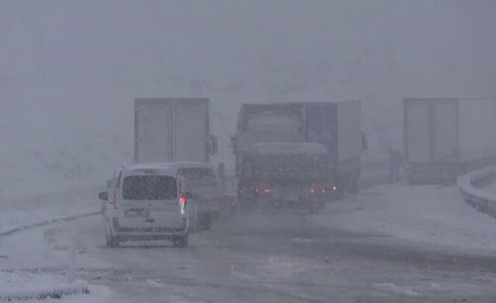 Kop Dağı Geçidi yeniden beyaza büründü