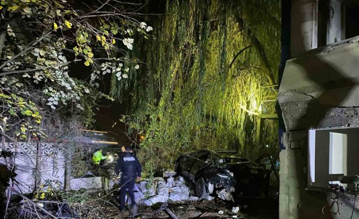 Köprü üstünde çarpışan otomobiller bahçeye uçtu: 1 ölü, 4 yaralı