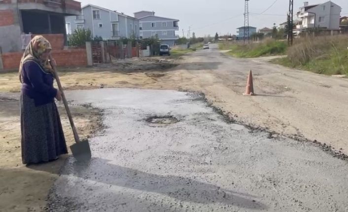 Köstebek yuvasına dönen yolu kendi imkanlarıyla onararak beton attılar