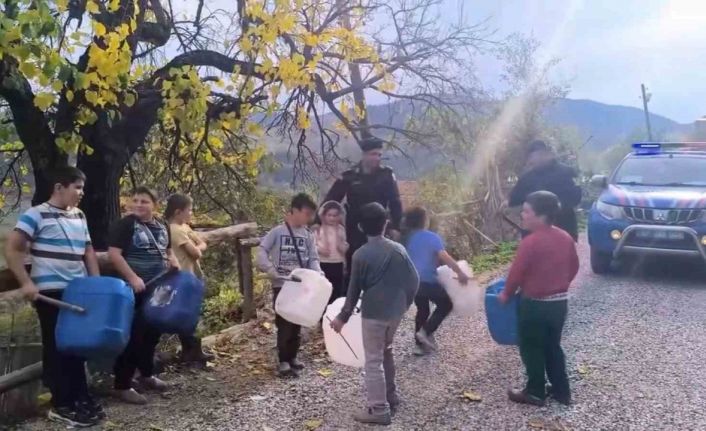 Köy çocuklarından jandarmaya bidonlu "Yasemen" sürprizi