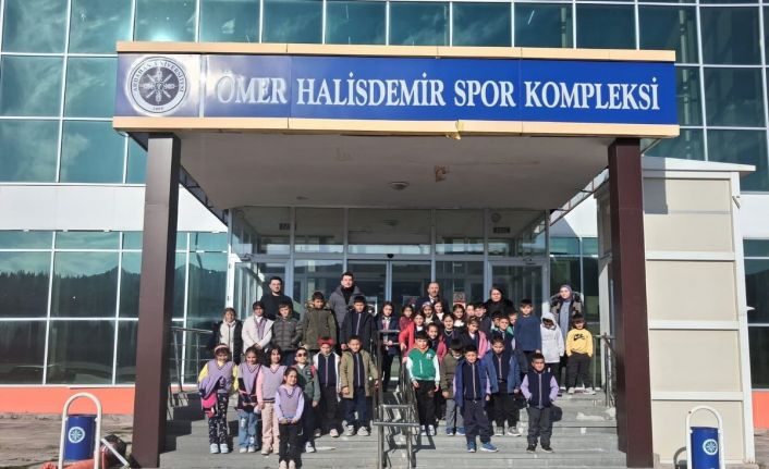 Köy okullarında ki öğrenciler sinema ile tanıştı