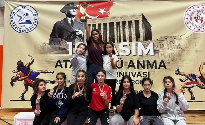 Köyceğizli güreşçi kızlar madalyaları topladı