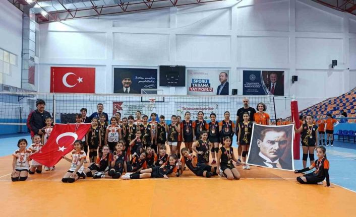 Köyceğizli minikler voleybolda şampiyon oldu