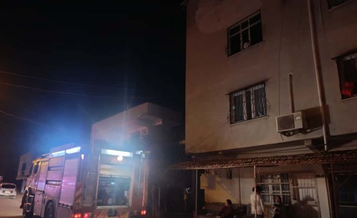 Kozan’da ikamet yangını: 4 kişi dumandan etkilendi